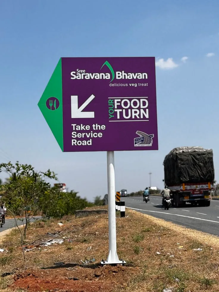 Pylon Signs That Get Noticed From the Road