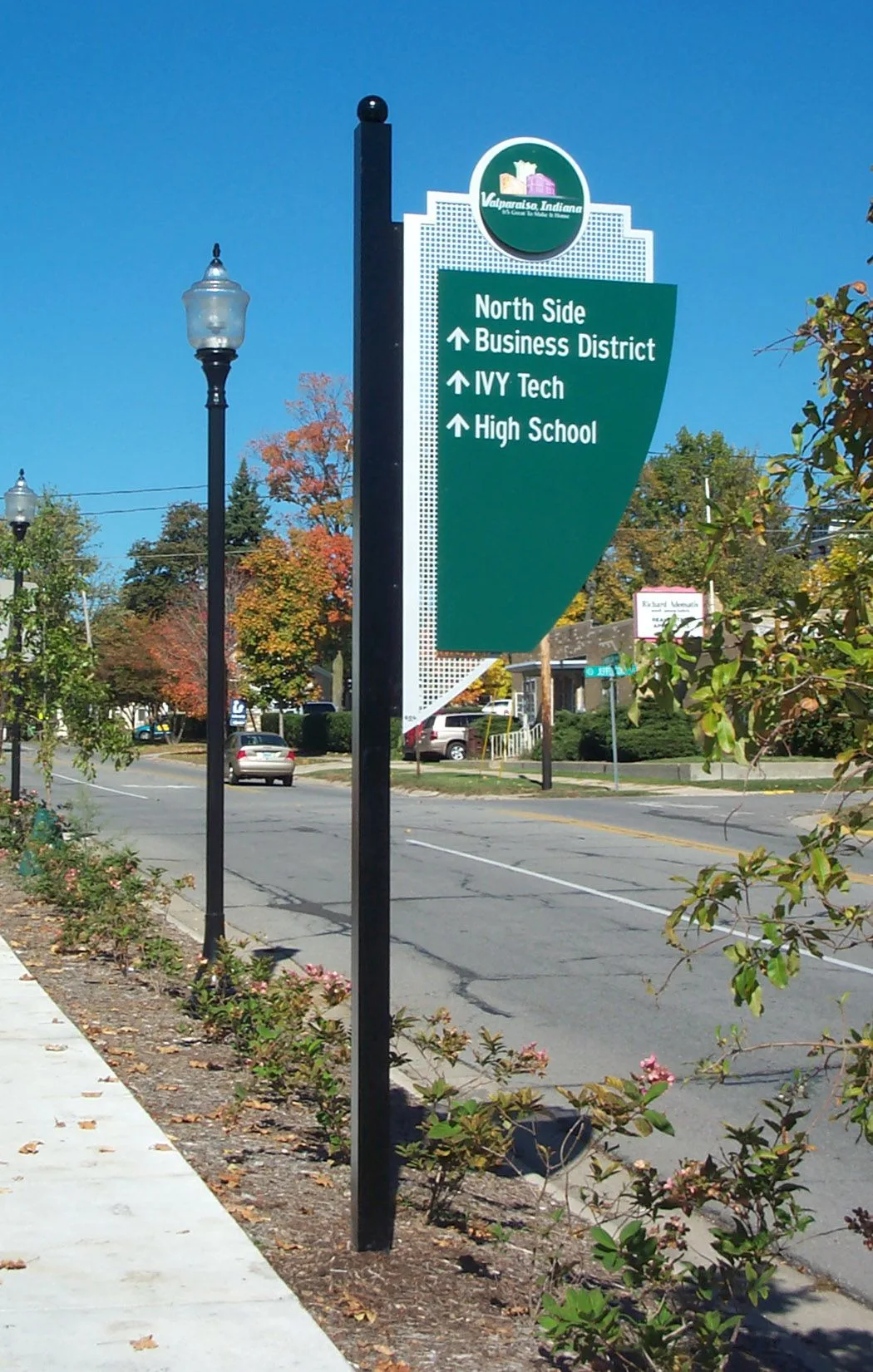 Pylon Signs That Get Noticed From the Road