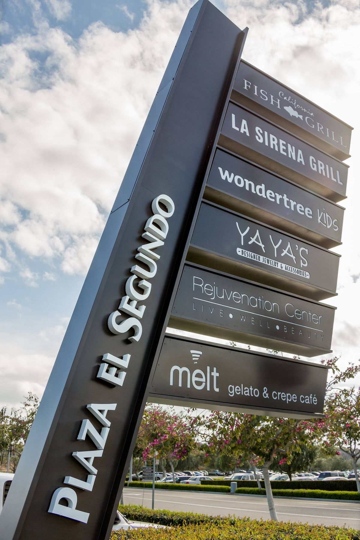 Pylon Signs That Get Noticed From the Road